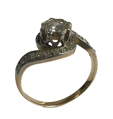 l'image d'une bague ornée d'un diamant