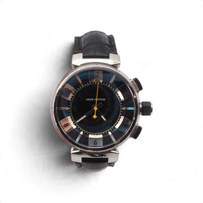 gros plan d'une montre sur une surface blanche
