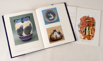 un livre ouvert avec l'image d'un vase et celle d'un chat