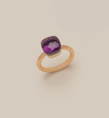 une bague en or sertie d'une pierre violette