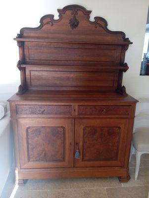un meuble en bois dans le coin d'une pièce