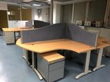 un bureau équipé d'un ordinateur et d'une chaise, dans un bureau