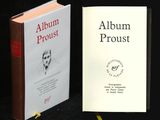 deux livres posés l'un à côté de l'autre sur une table