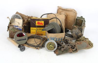 un tas d'objets divers posés sur une surface blanche