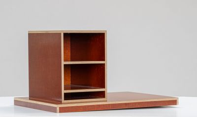 une image représentant une étagère en bois surmontée d'une autre étagère