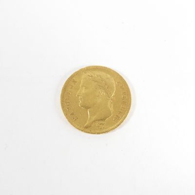gros plan d'une pièce d'or sur une surface blanche