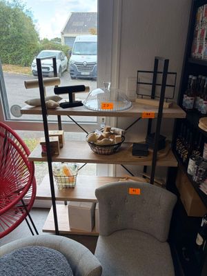 une chaise et une autre chaise dans une pièce avec une fenêtre