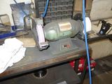 une machine posée sur une table dans un garage