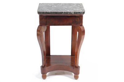 une image d'une petite table avec un plateau en marbre sur un fond blanc