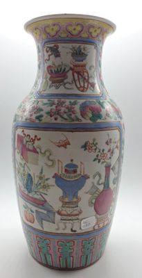 un vase posé sur une surface blanche