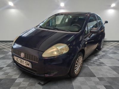 la photo d'une petite voiture bleue garée dans un garage