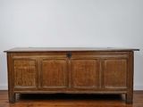 un coffre ancien en chêne avec un plateau en marbre
