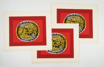 trois sous-verres rouges et jaunes sur lesquels est représenté un lion