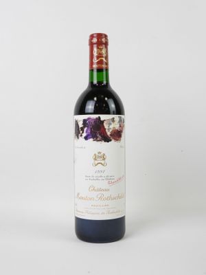 une bouteille de vin posée sur une table