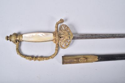 une épée dont la poignée se détache sur un fond blanc