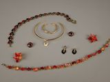 une photo d'un collier, d'un bracelet et de boucles d'oreilles posés sur une table