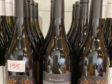 plusieurs bouteilles de vin sont alignées sur un comptoir