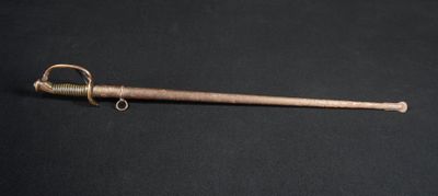 gros plan d'un objet métallique sur une surface noire