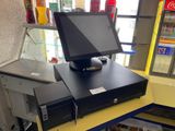 une image représentant une caisse enregistreuse sur laquelle est posé un ordinateur