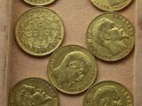 beaucoup de pièces d'or dans une boîte posée sur la table