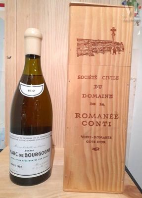 une bouteille de vin posée à côté d'une caisse en bois