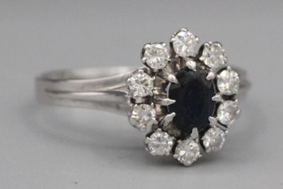 une photo d'une bague en saphir et diamants