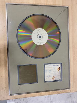 la photo d'un CD dans un cadre accroché au mur