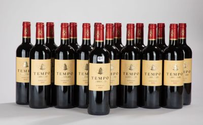 six bouteilles de vin rouge sont alignées