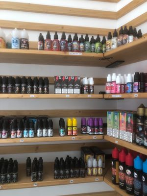 de nombreuses bouteilles de liquide sur les rayons du magasin