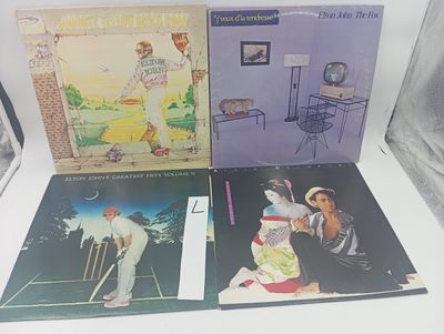 Trois vinyles des Rolling Stones sont posés sur une table blanche