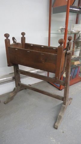 Berceau ancien à bascule en bois