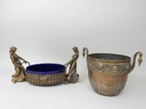 une paire de vases en bronze ornés de figures et un bol bleu sur fond blanc
