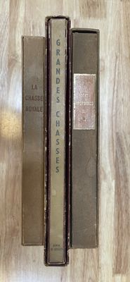 deux livres posés sur une table