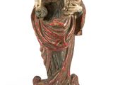 statue d'une femme tenant un enfant dans ses bras
