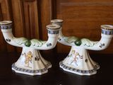 deux bougies posées sur une table