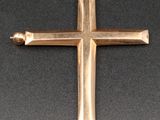 l'image d'une croix sur un fond noir