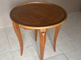 une petite table en bois avec un plateau en bois, posée sur un sol carrelé