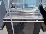 une table avec un plateau en verre posée à même le sol