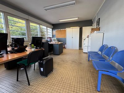une pièce avec beaucoup de chaises bleues et un bureau