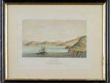 tableau représentant un bateau sur un plan d'eau, avec une montagne en arrière-plan