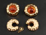 trois boucles d'oreilles en verre doré et orange, ainsi qu'une clé