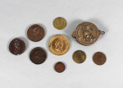 Ensemble de huit médailles principalement en bronze sur le t…