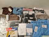 un lot de vêtements posés sur une table