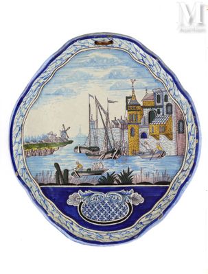 une photo d'une assiette sur laquelle est représenté un bateau
