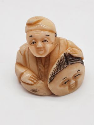 une petite figurine représentant un homme et une femme