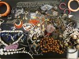 plusieurs types de colliers et de bracelets différents disposés sur une table