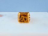 une bague en or sur laquelle est gravée l'image d'un homme et d'une femme