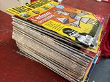 une pile de magazines posée sur une table dans une pièce