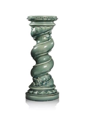 un vase vert orné d'un motif en spirale