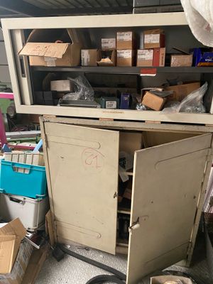 une petite armoire dont la porte est ouverte dans un garage